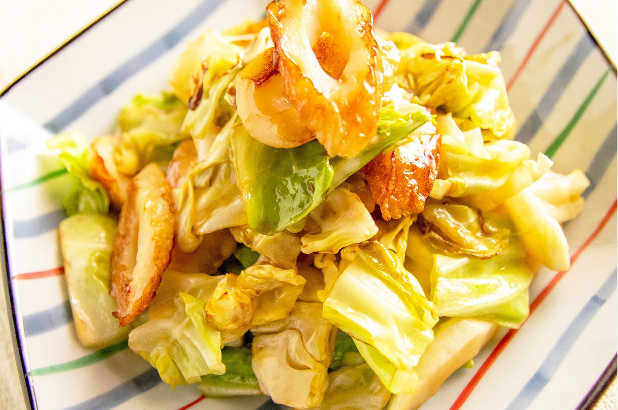 キャベツと竹輪の炒め物が皿に盛られた料理。