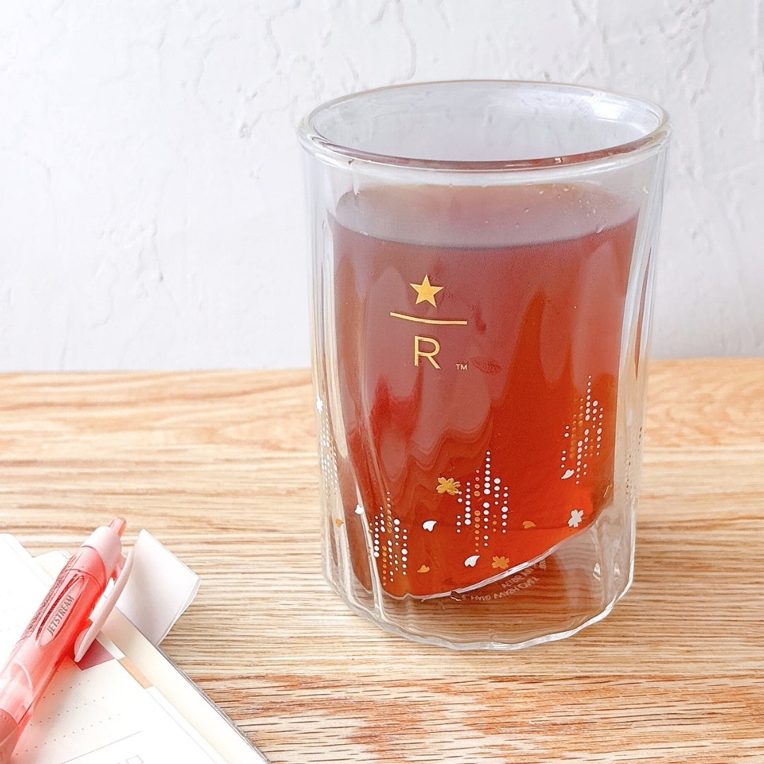 ブラックコーヒーを注ぐと夜桜風に。スタバのサクラグラスは注ぐ飲み物