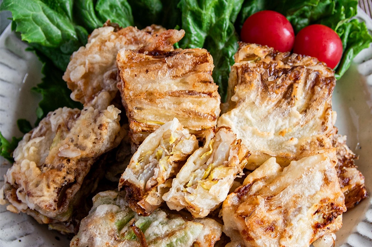 大皿に並べられた白菜と豚バラ肉を使った唐揚げ、トマトの盛り合わせ。