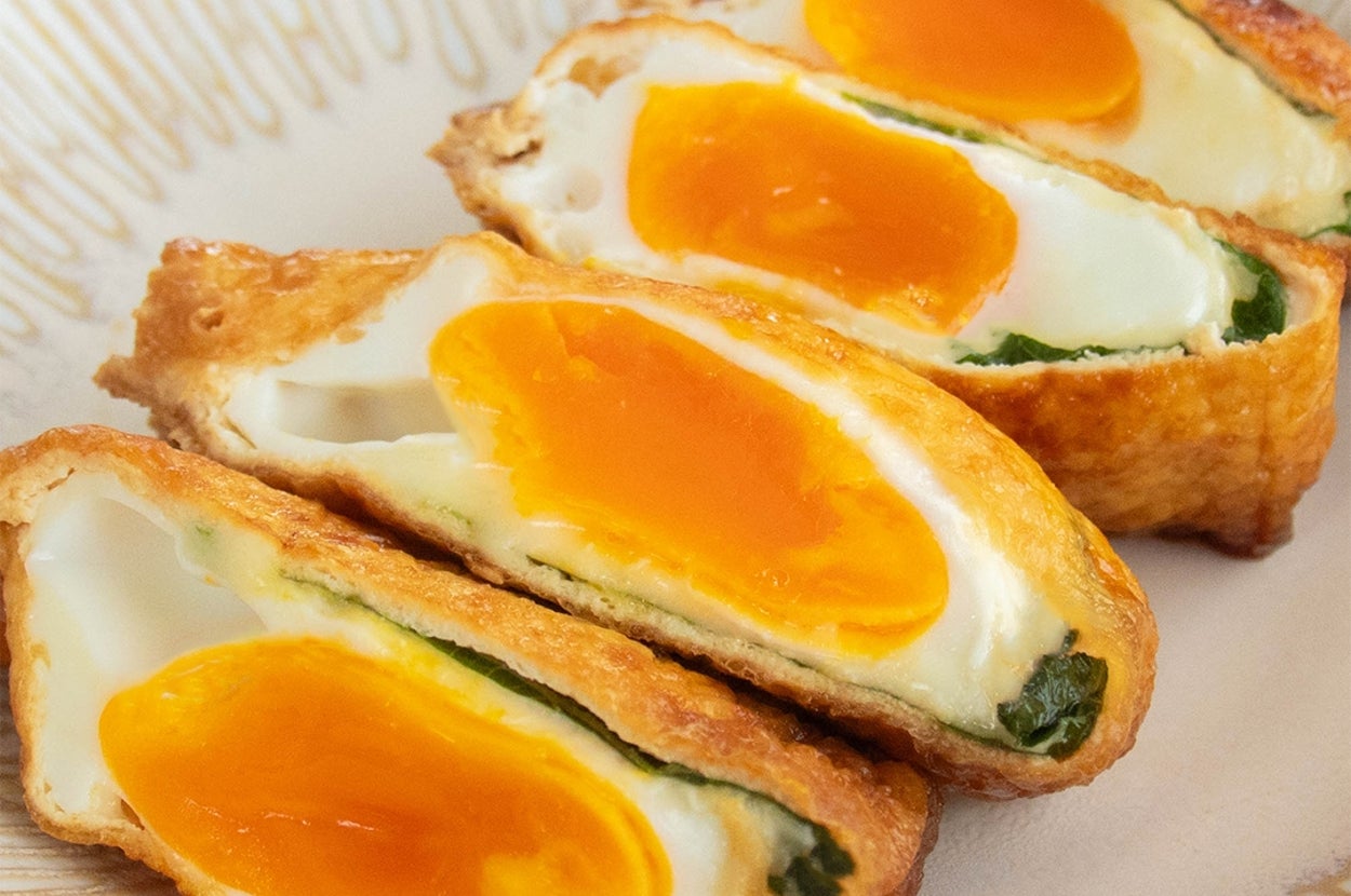 卵と大葉、チーズの巾着がお皿に盛られ、切り分けられている。