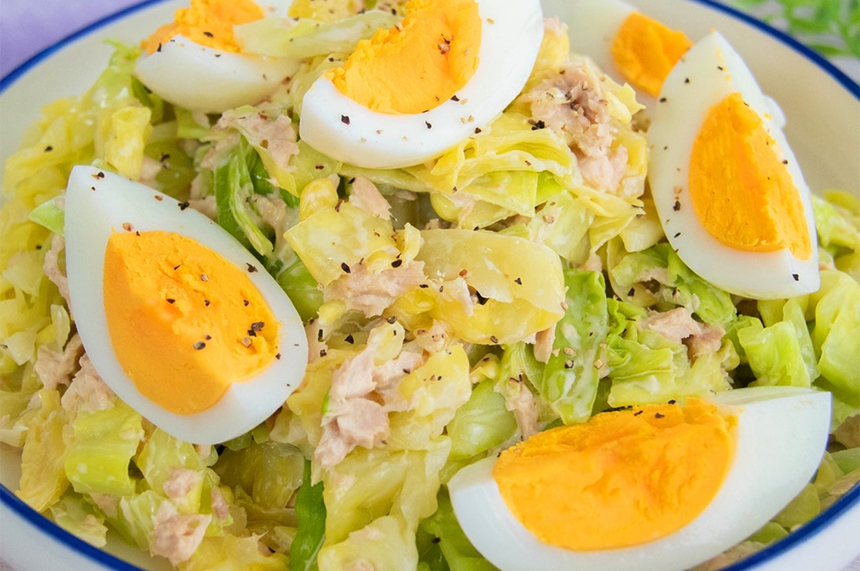 加熱したキャベツゆで卵、ツナを使ったサラダが盛られている。