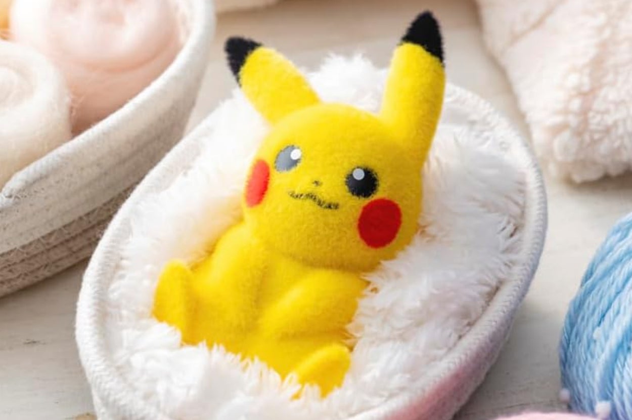 左側はピカチュウの絵が描かれた黄色い充電器、右側はかごに入ったピカチュウのぬいぐるみ。