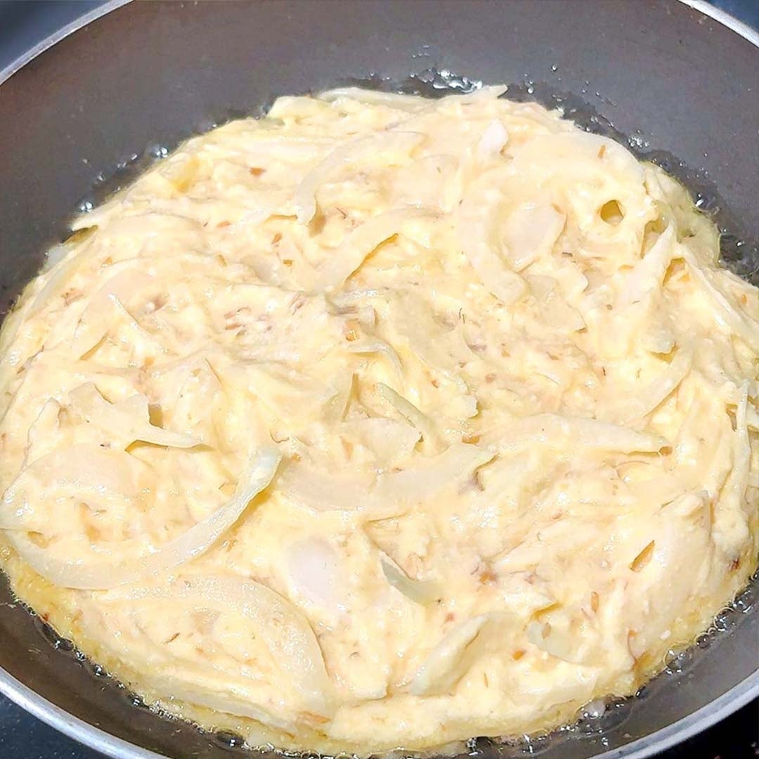 キャベツ、千切るのやめた。【新玉ねぎと豆腐のふわふわ焼き】軽いのにウマすぎて止まらんレシピ・作り方|Tasty