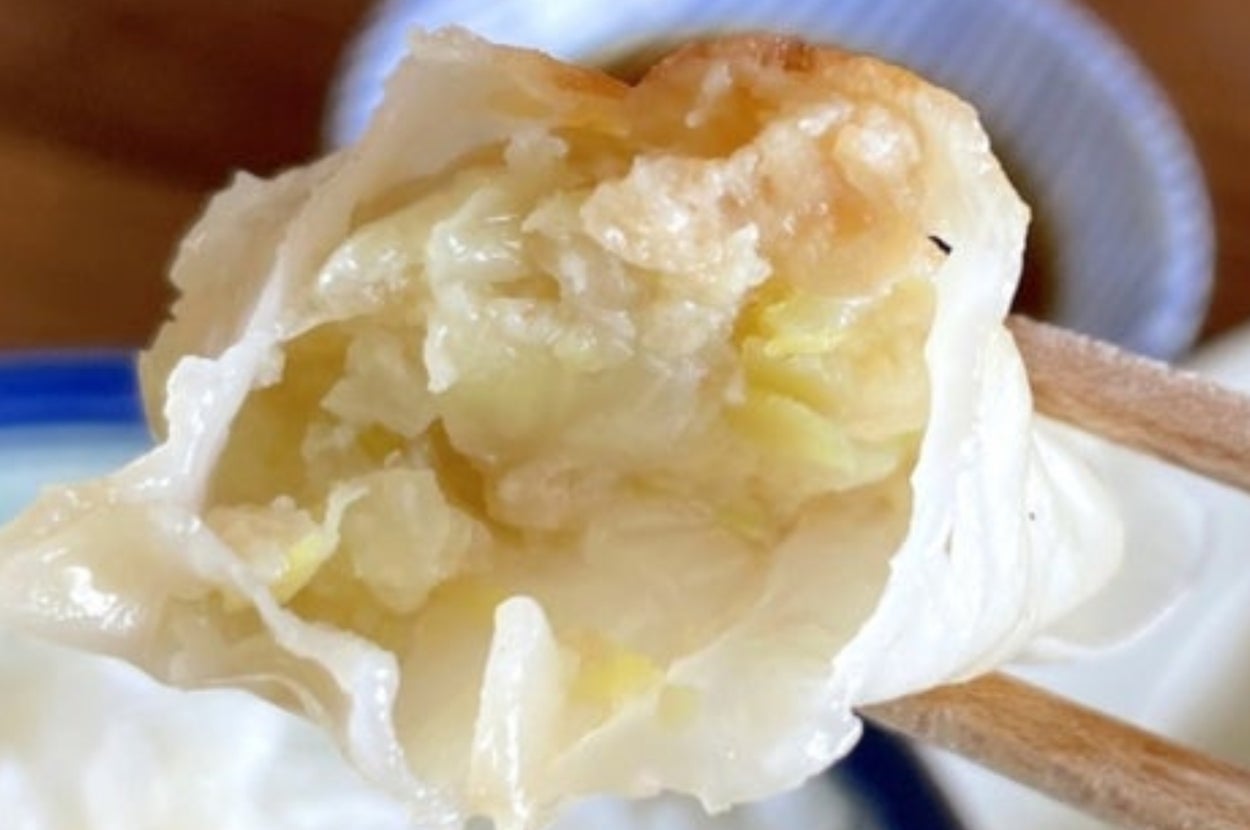 「肉餃子（業務用）」をひとくちかじったあとの様子。断面からはおいしそうな肉汁が見えている。