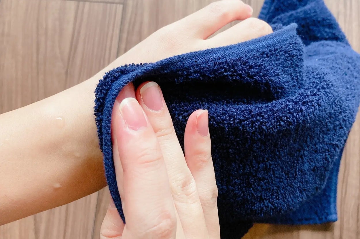 タオル研究所の「#001 毎日シンプル（フェイスタオル）」で肌の水分を拭き上げている様子。