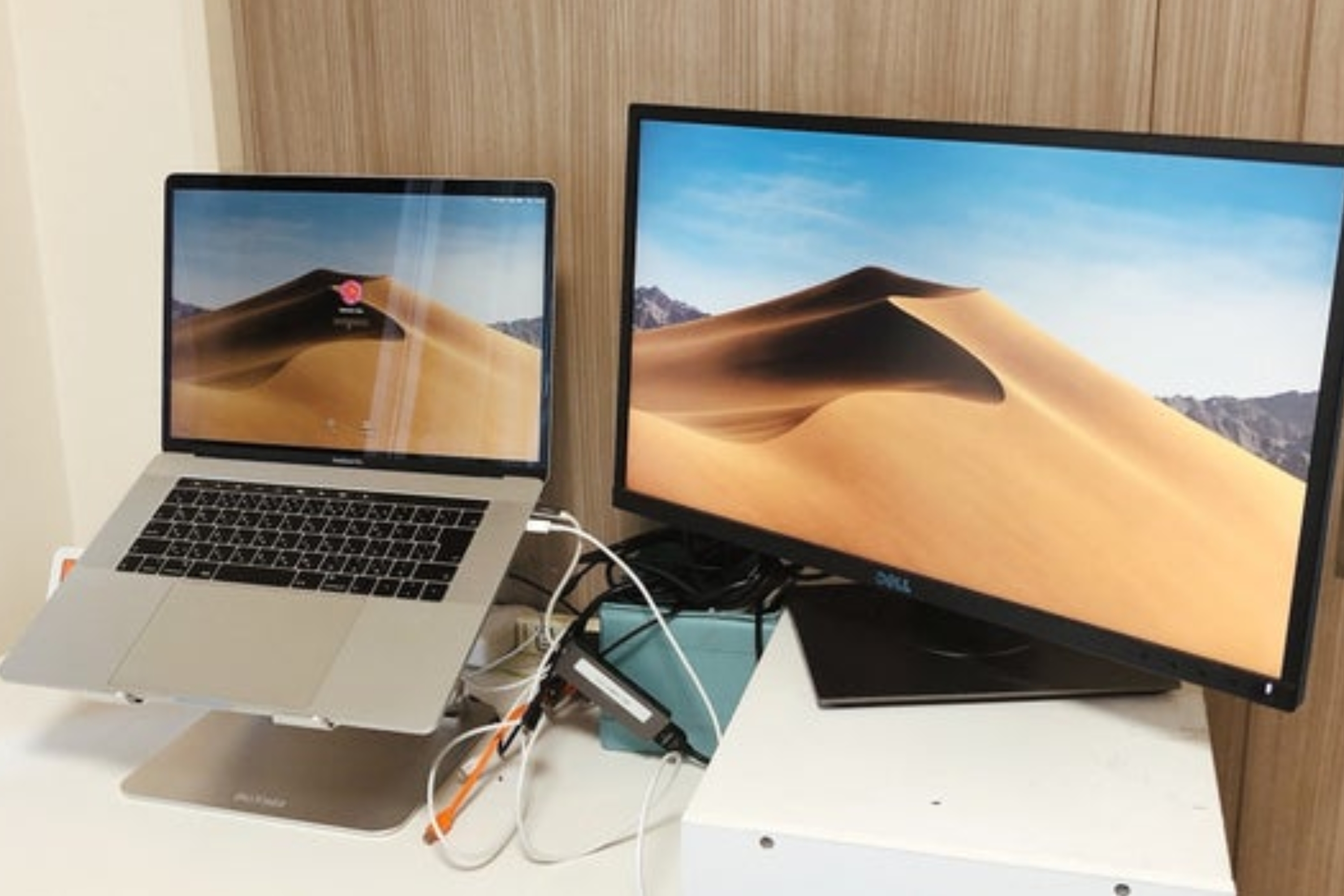 BoYataのノートパソコンスタンドを自宅デスクで使っている様子。