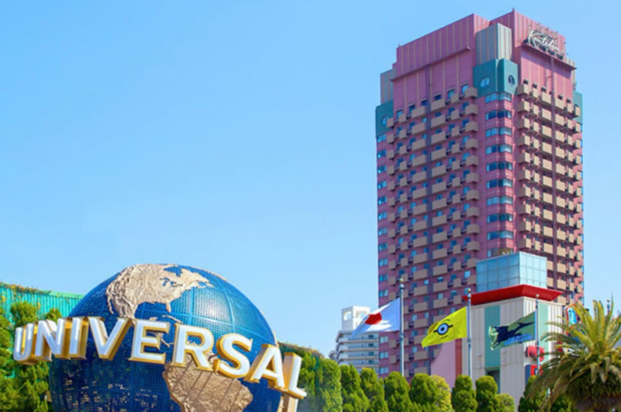 ユニバーサル・スタジオの地球儀と、近くにあるホテルの高層ビル。手前に日本の国旗とミニオンズの旗が見える。