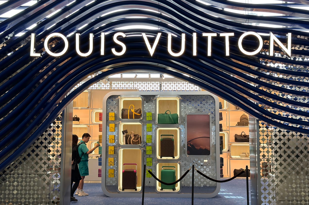 ルイ・ヴィトンの店舗の外観。波紋状のデザイン。入り口付近にはバッグが展示されている。