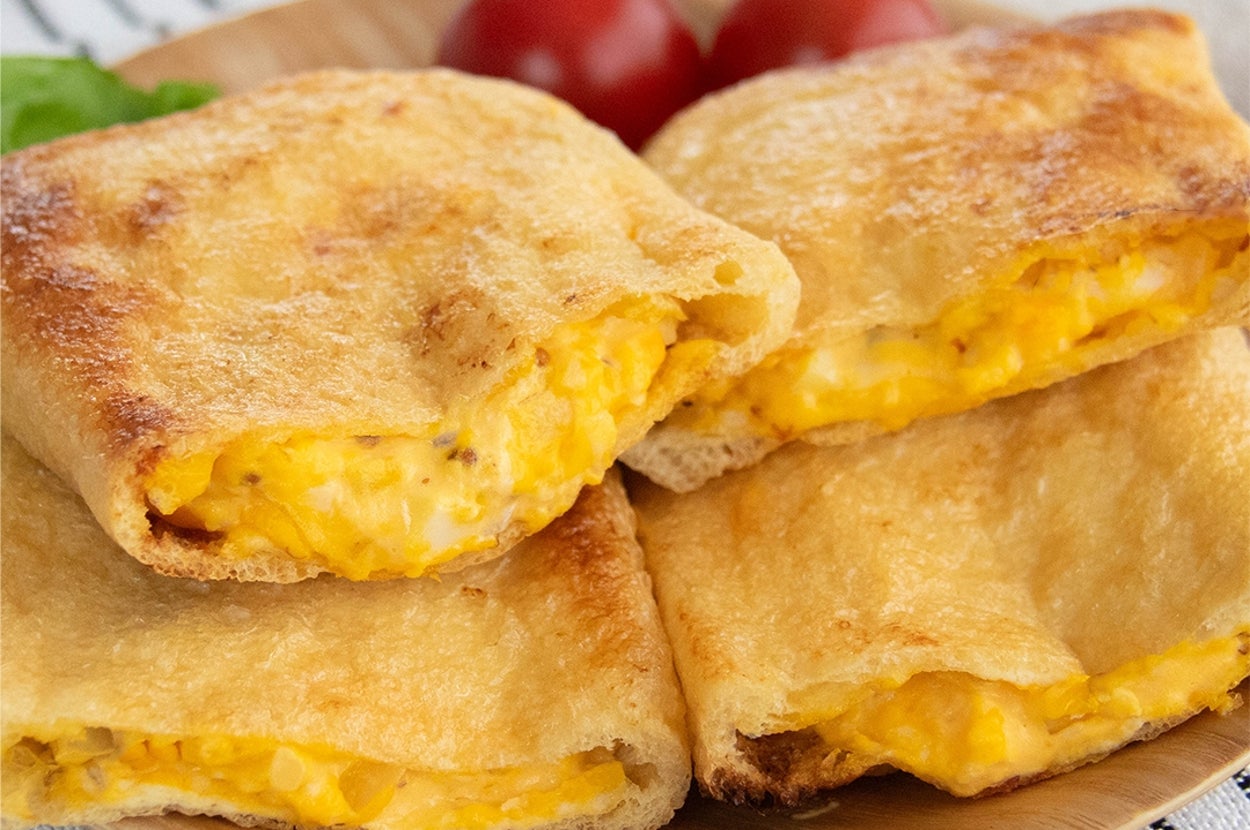 タルタル油揚げが皿にのっている。背景にトマトが添えられている。