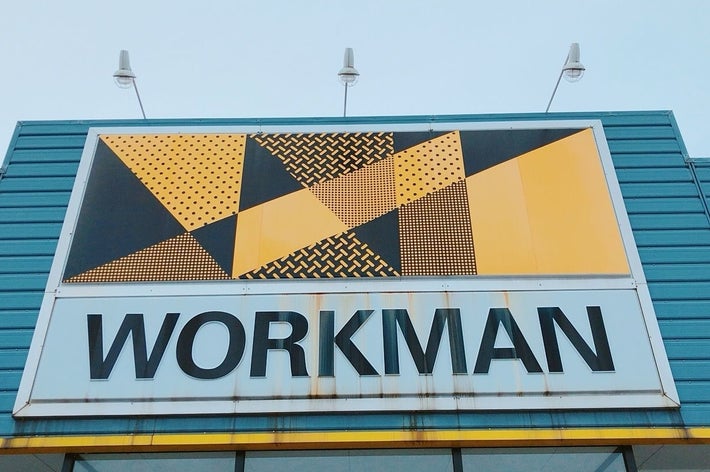 「WORKMAN」と書かれた建物の看板が見えます。デザインが幾何学的な模様で装飾されています。
