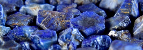 青い原石のクローズアップ画像。複雑な形状と質感が印象的。