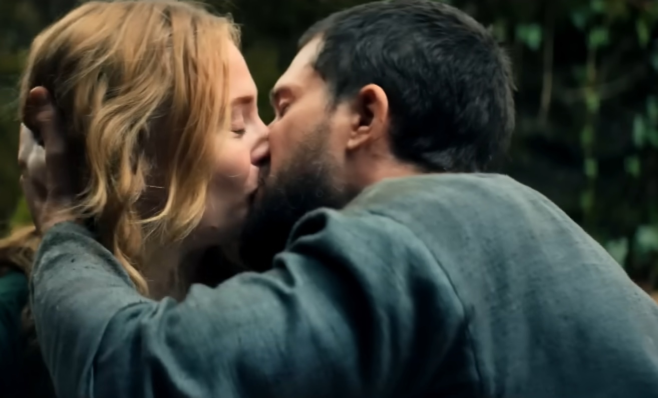 Kit Harrington and Sophie Turner passionately buss on-screen