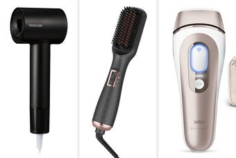 左からTESCOMのドライヤー、カトレのストレートブラシ、Braunの光美容器が並んでいる