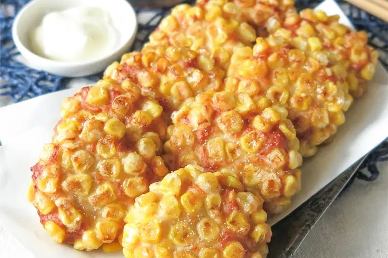 鶏ひき肉とコーンのナゲットが盛られている。後ろには、マヨネーズが入った小皿。