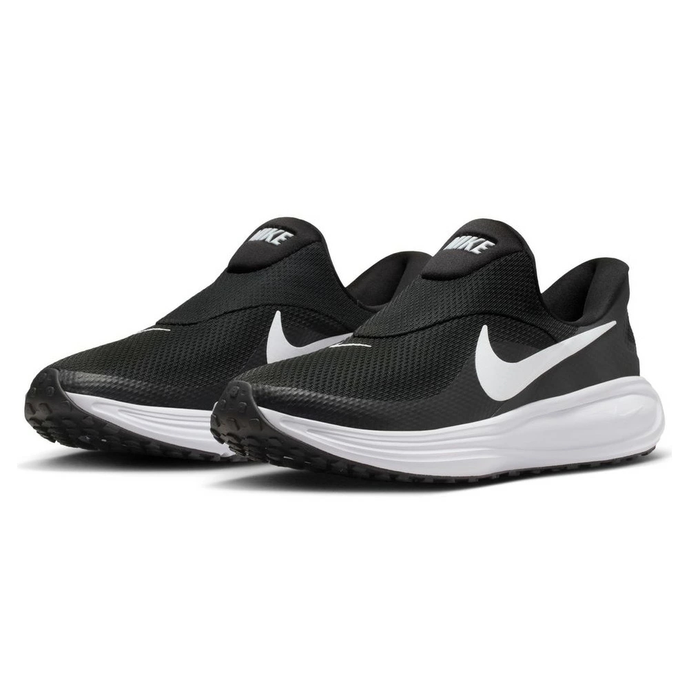 NIKE（ナイキ）のスニーカー「REVOLUTION 8 EasyOn」が置かれている。シンプルな黒いボディの側面にある、スウッシュマークが目を引くデザイン。