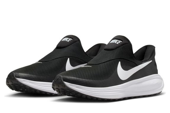 NIKE（ナイキ）のスニーカー「REVOLUTION 8 EasyOn」が置かれている。シンプルな黒いボディの側面にある、スウッシュマークが目を引くデザイン。