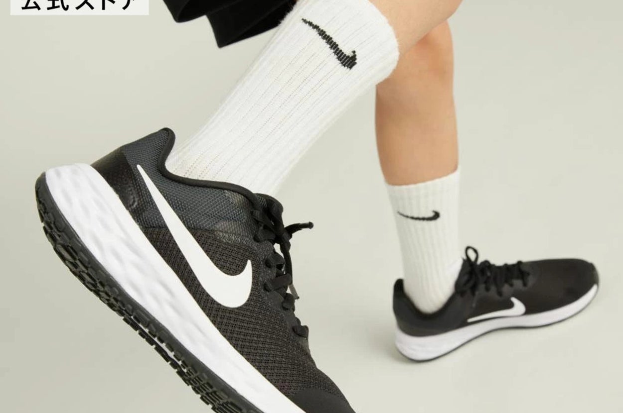 NIKE（ナイキ）の子ども向けスニーカー「レボリューション 6 ジュニア ランニングシューズ」を履いて走っている様子。