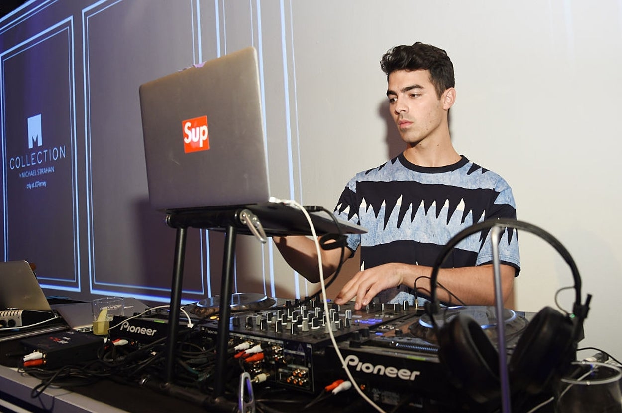 I Have Zero Musical Talent And This Free Beatmaking Toy Has Me Fully Delusional Right Now