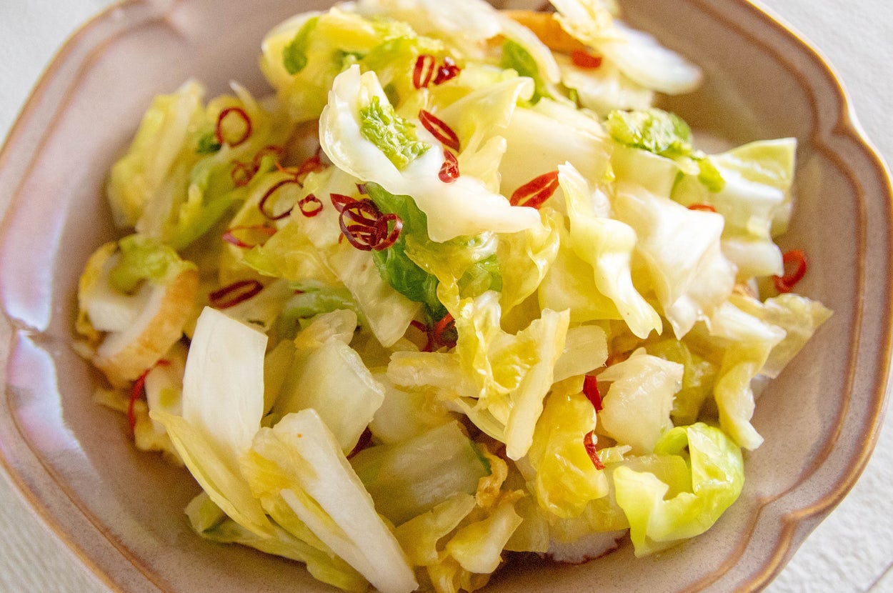 キャベツと唐辛子が入った炒め物が皿に盛られている。