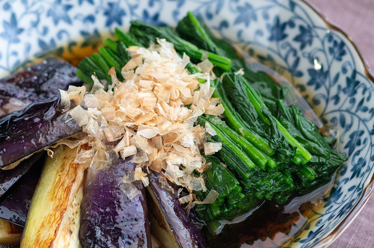 焼き茄子とほうれん草のおひたし。上に鰹節が乗せられた和風の盛り付けです。
