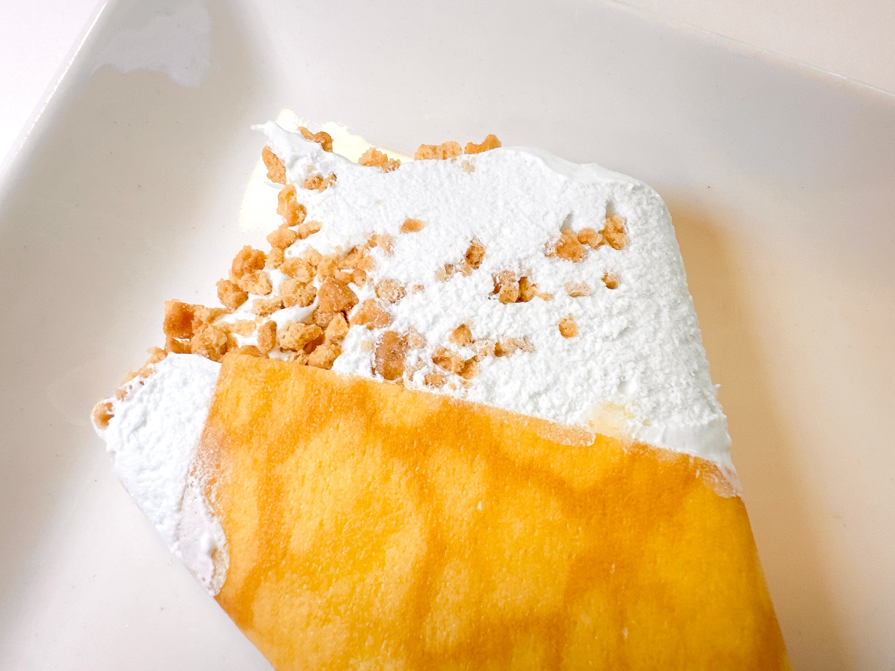 クレープにホイップクリームと砕いたナッツがトッピングされています。