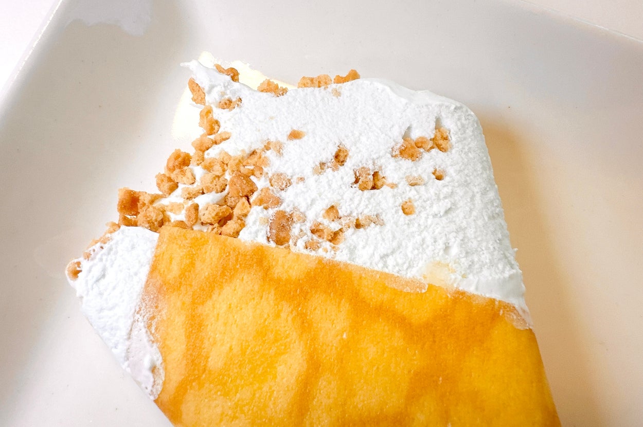 クレープにホイップクリームと砕いたナッツがトッピングされています。