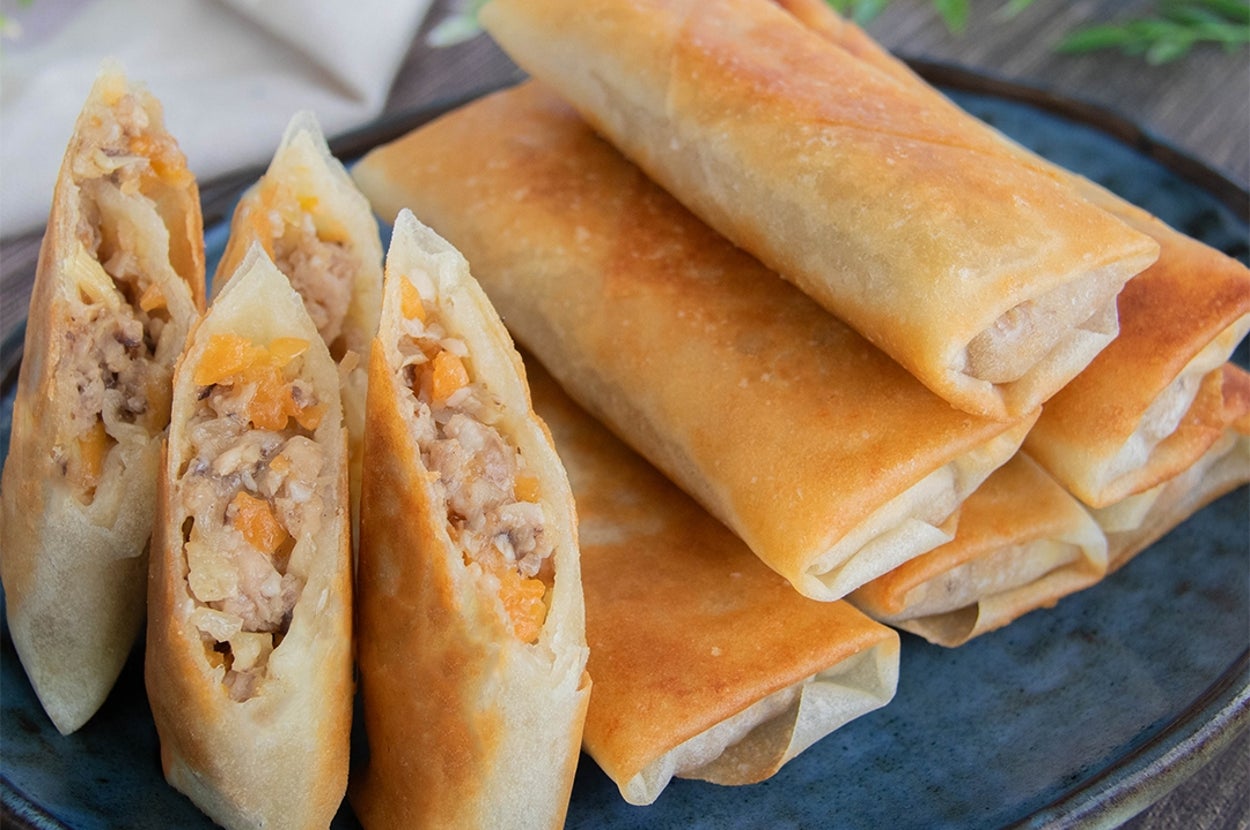 皿に盛られた春巻きが数本。カットされた一部が中身を見せている。