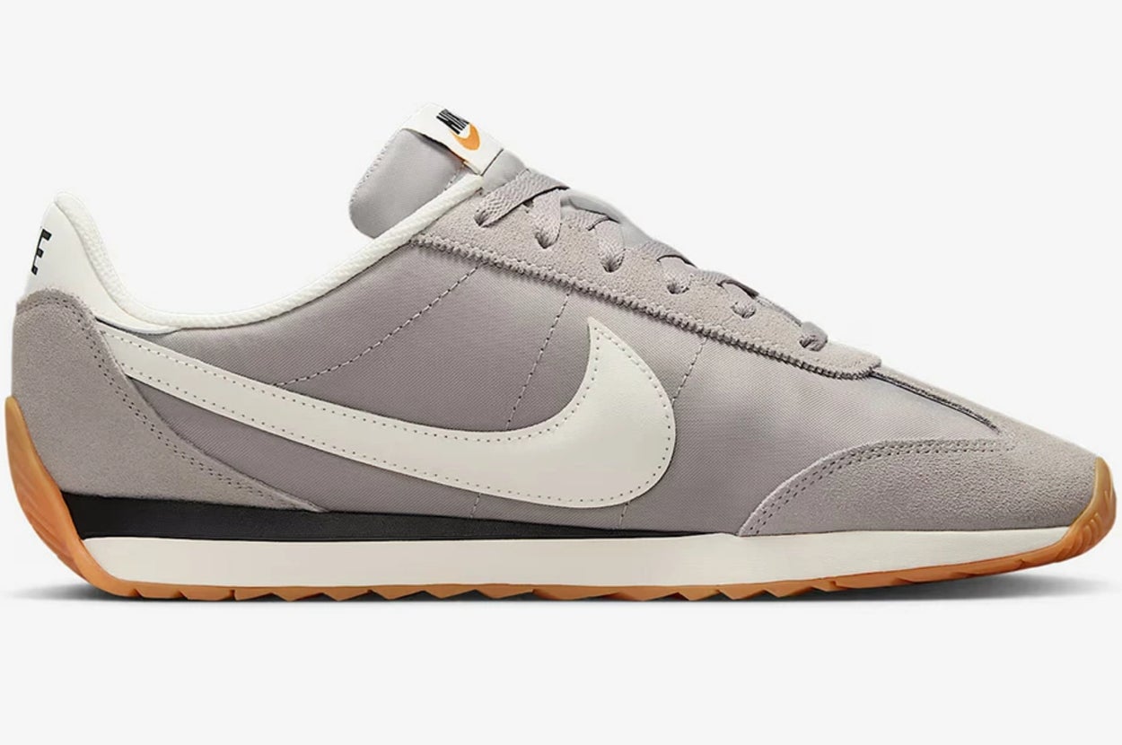 NIKE（ナイキ）のスニーカー「PACIFIC」。控えめながらスポーティーなスタイルで、側面のロゴが目を引くデザイン。