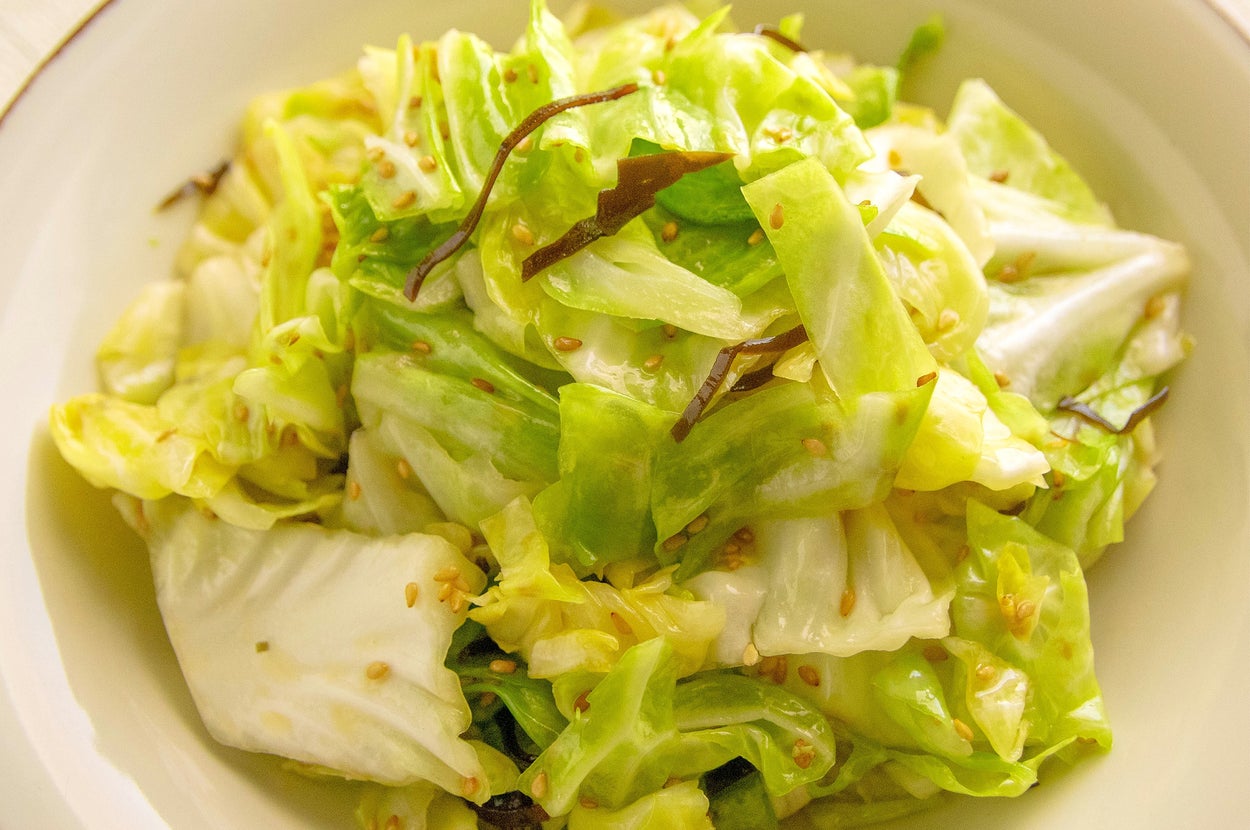 キャベツを使ったサラダがボウルに盛られている。