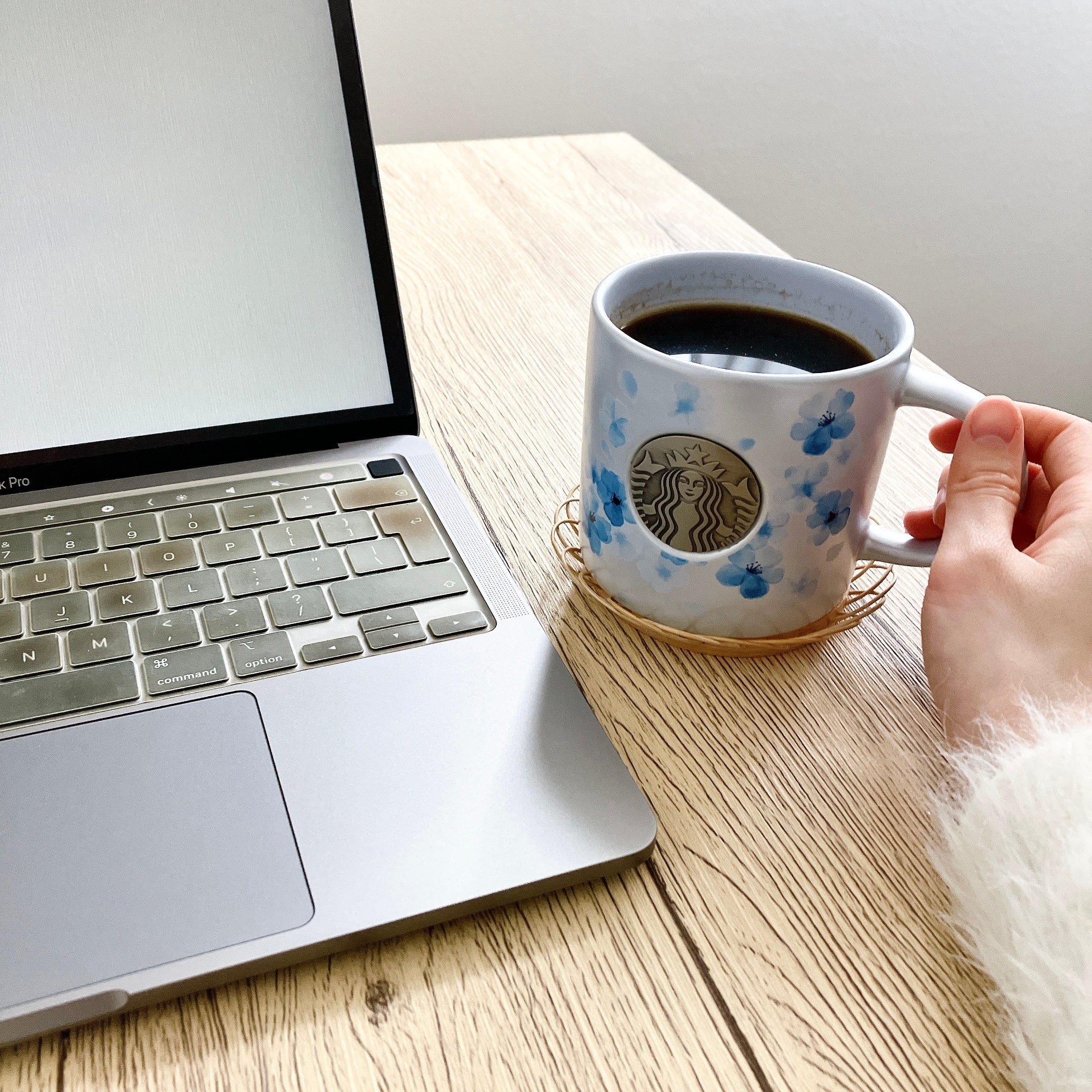 スタバ「新作マグ」が大人っぽくて素敵！「可愛すぎ」「めっちゃキレイ