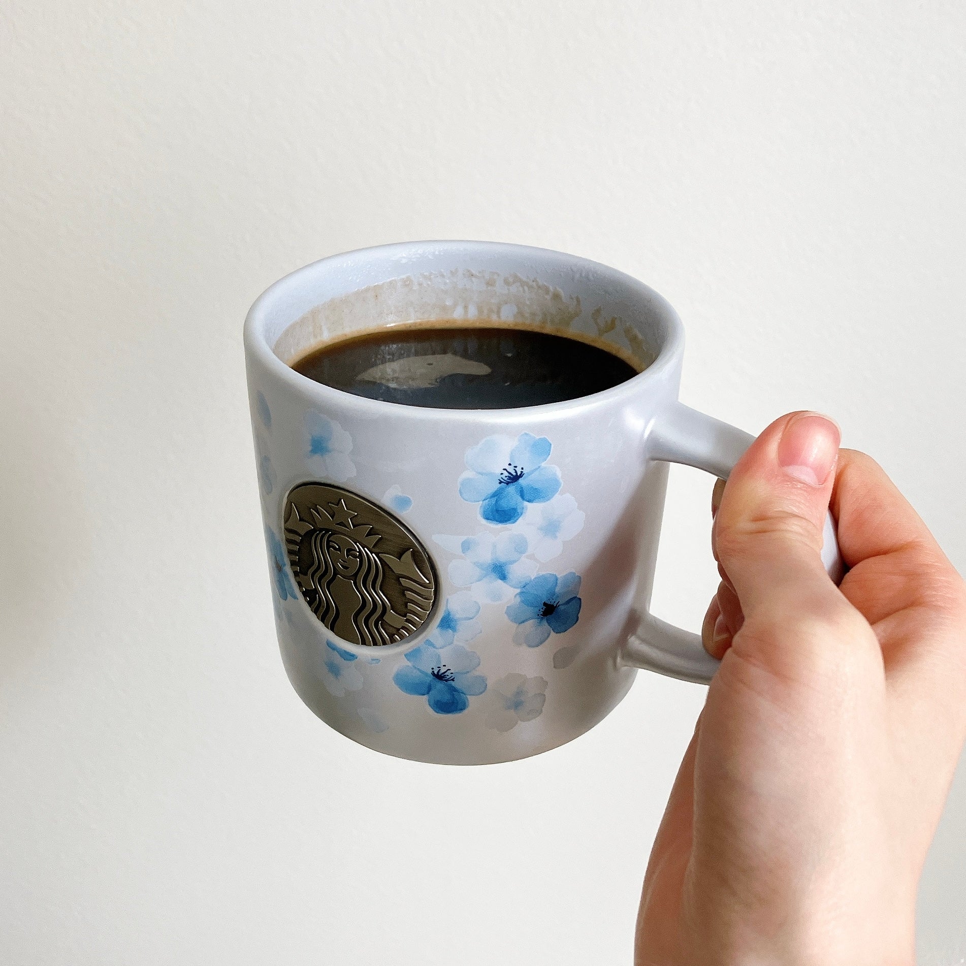スタバ「新作マグ」が大人っぽくて素敵！「可愛すぎ」「めっちゃキレイ