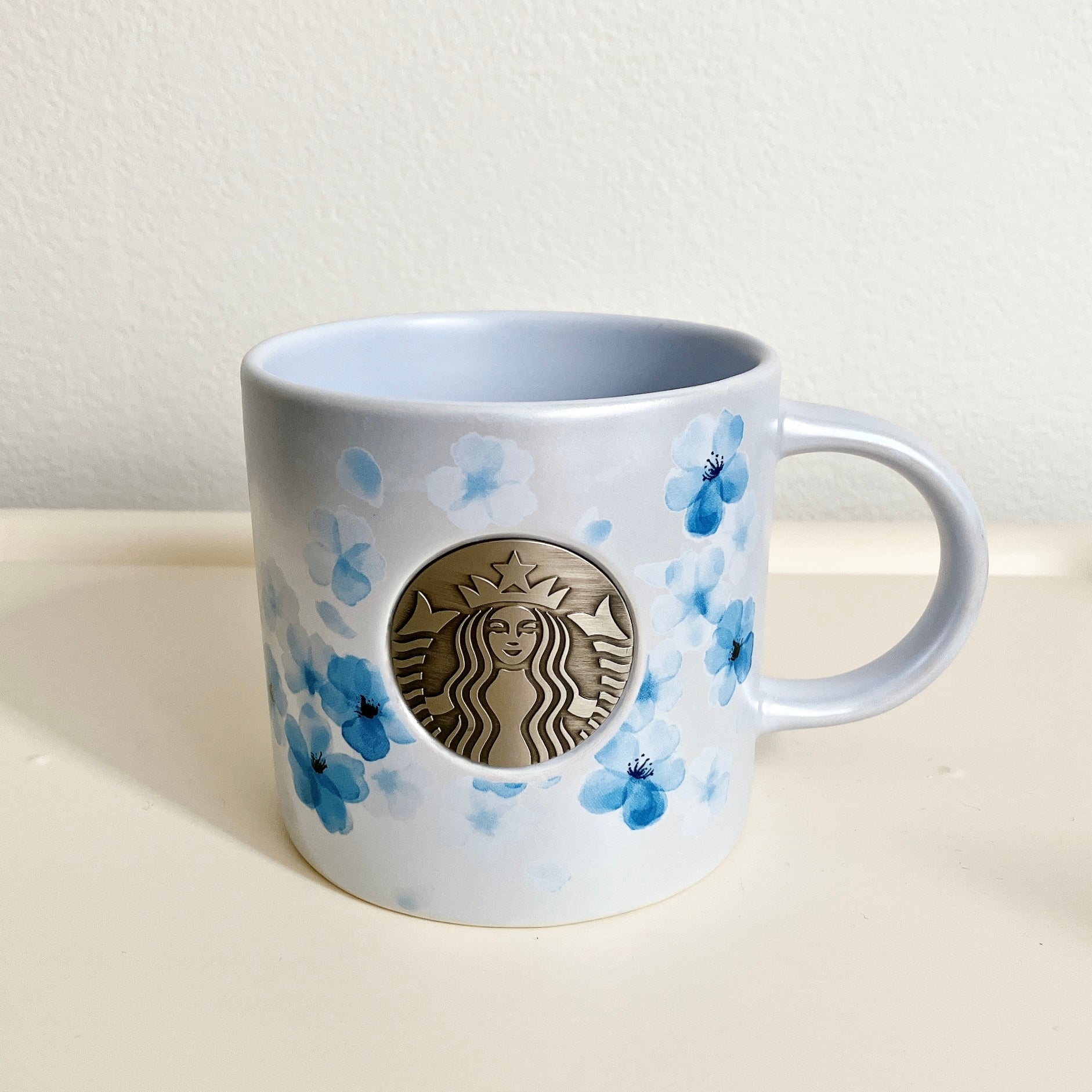 スタバ「新作マグ」が大人っぽくて素敵！「可愛すぎ」「めっちゃキレイ