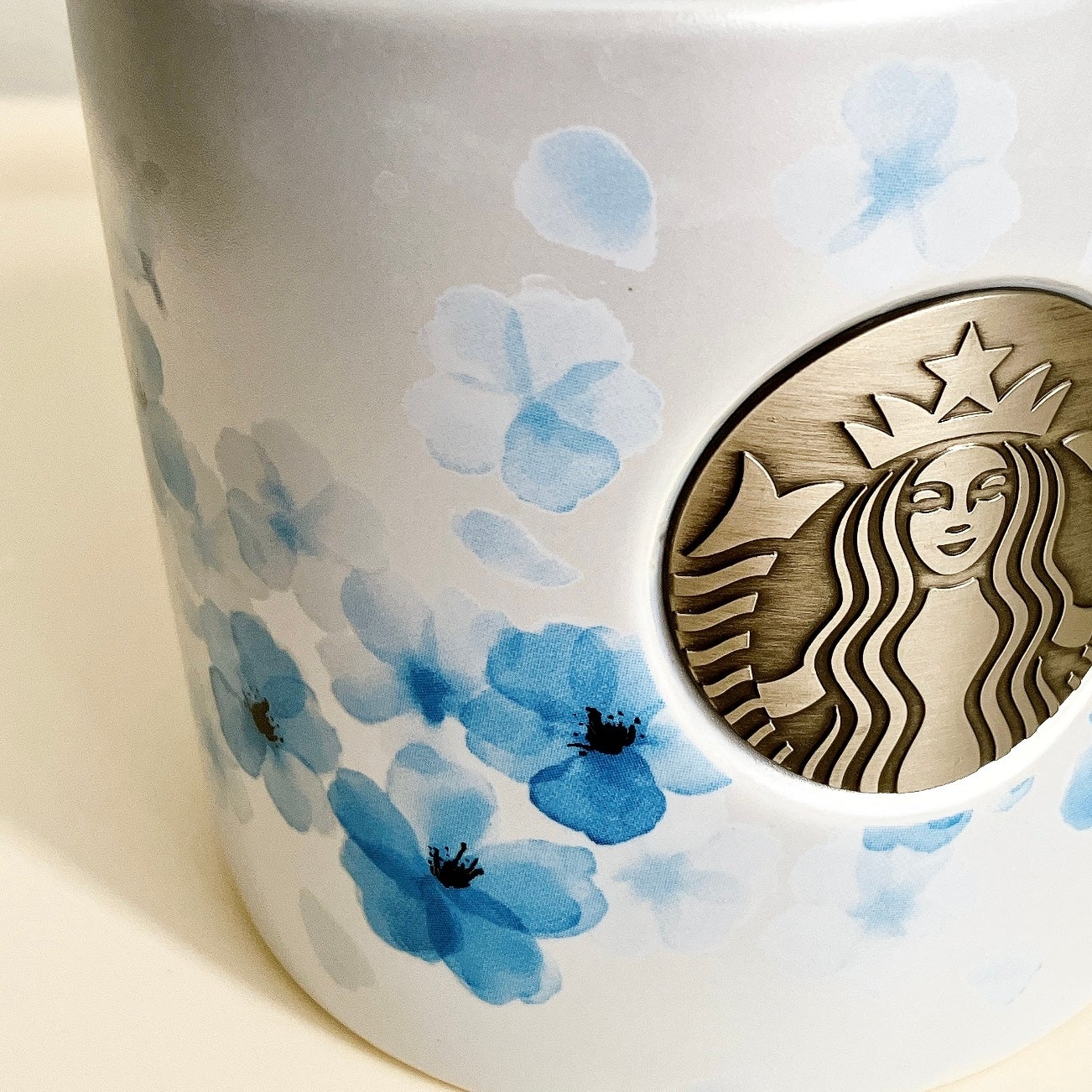 スタバ「新作マグ」が大人っぽくて素敵！「可愛すぎ」「めっちゃキレイ