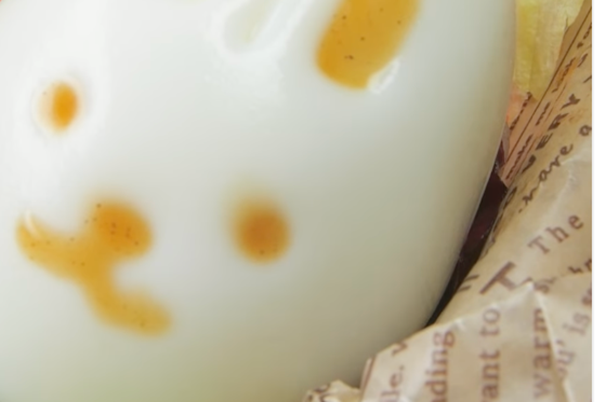 ゆで卵がウサギの形にデザインされ、野菜と一緒に盛り付けられた料理の写真。