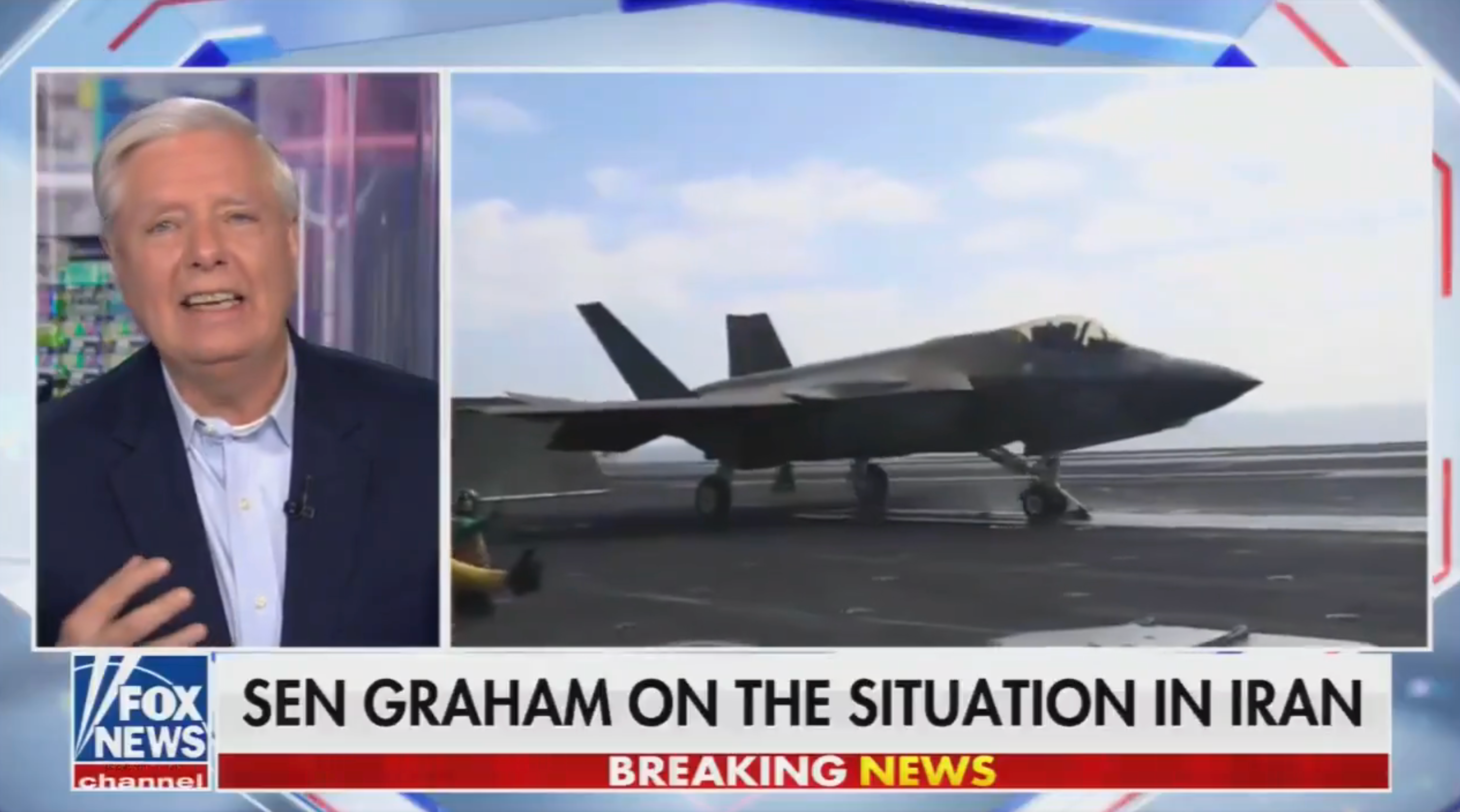 Mann snakker om Iran-situasjonen ved siden av et bilde av et militærfly på et hangarskip. Nyhetskanallogo på skjermen