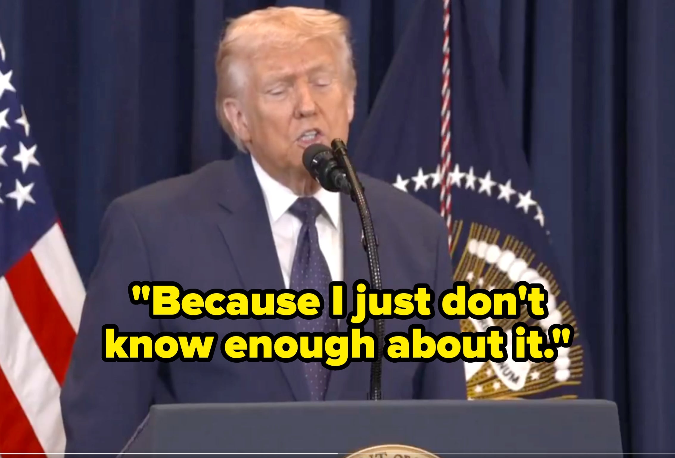 En person i dress snakker ved et podium med det amerikanske flagget og et presidentstempel synlig i bakgrunnen