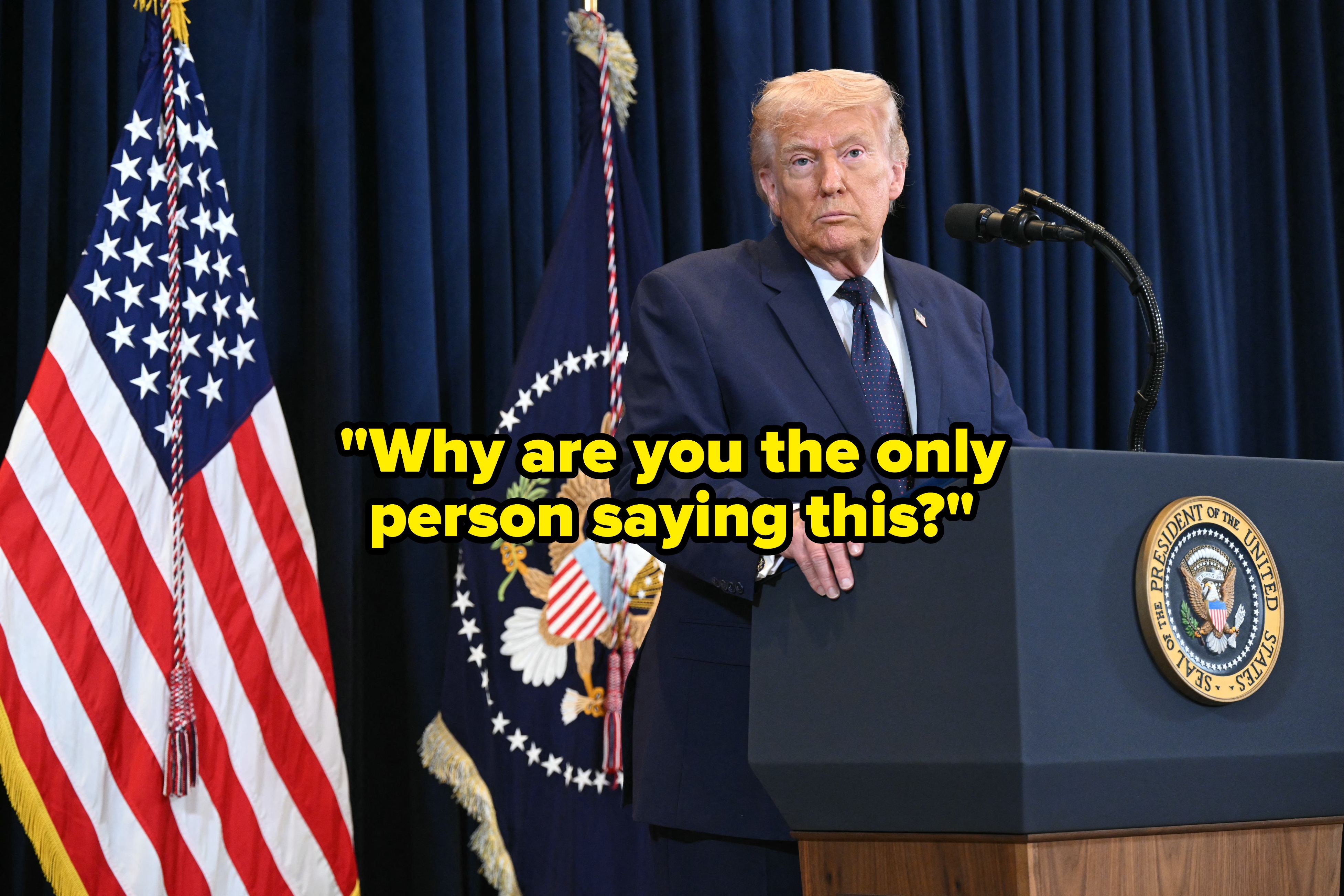 Person på podiet med presidentsegl taler under en konferanse