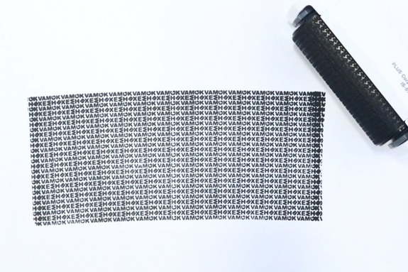 「ローラーケシポンワイド ホワイト〈IS-510CM 38-130〉」でスタンプした様子。