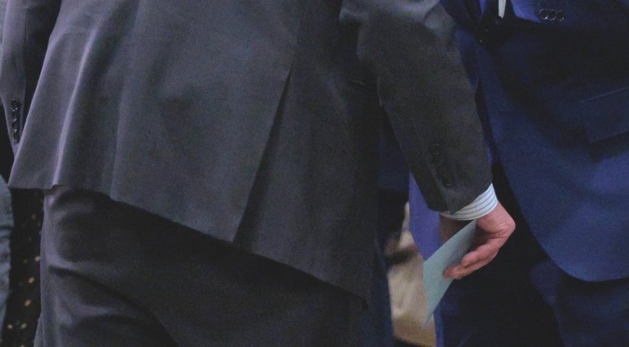 An even closer photo of Marco Rubio's shoes, with an arrow pointing at the gap between his heel and the heel of the shoe