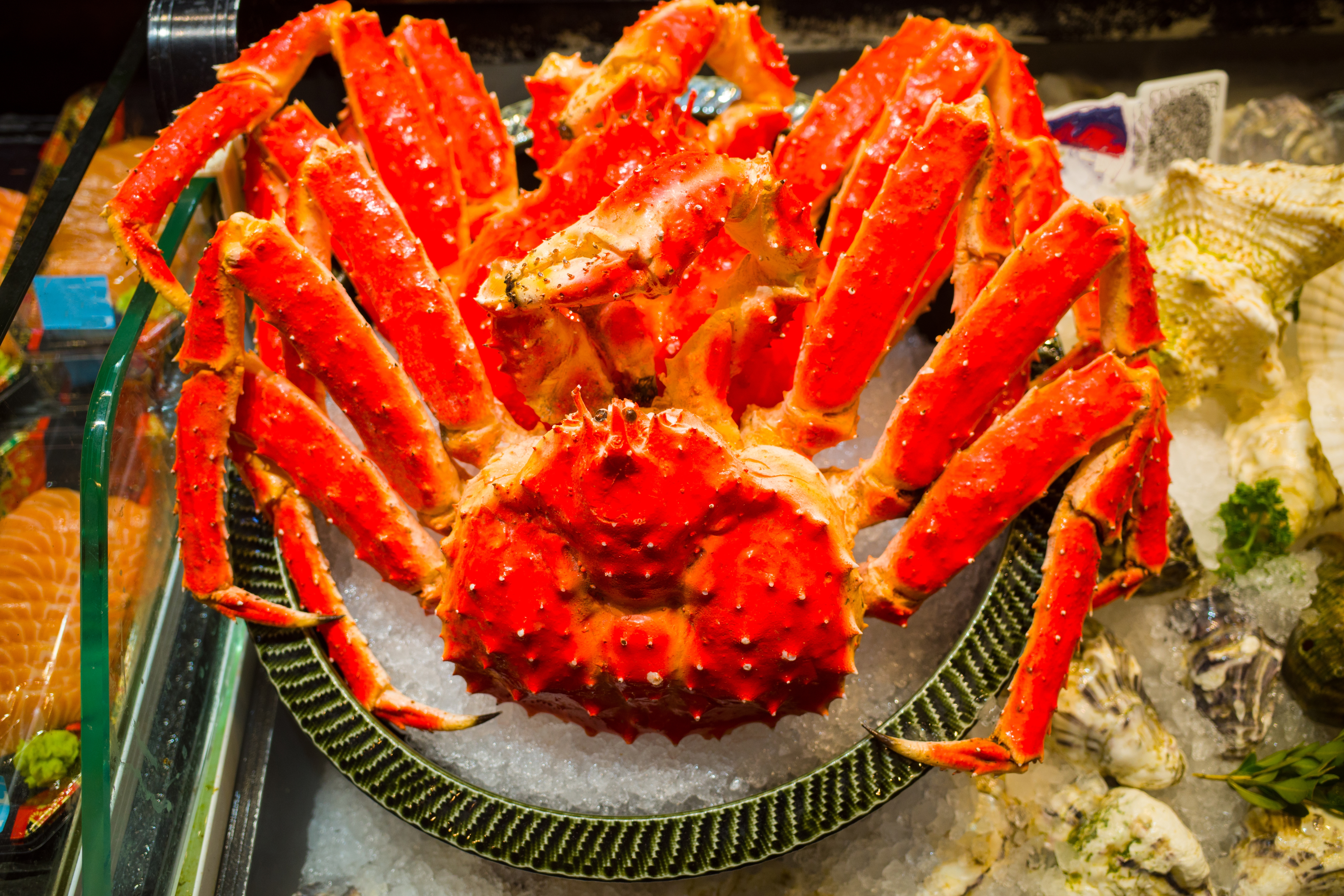 Large crab displayed connected  crystal  astatine  a seafood market