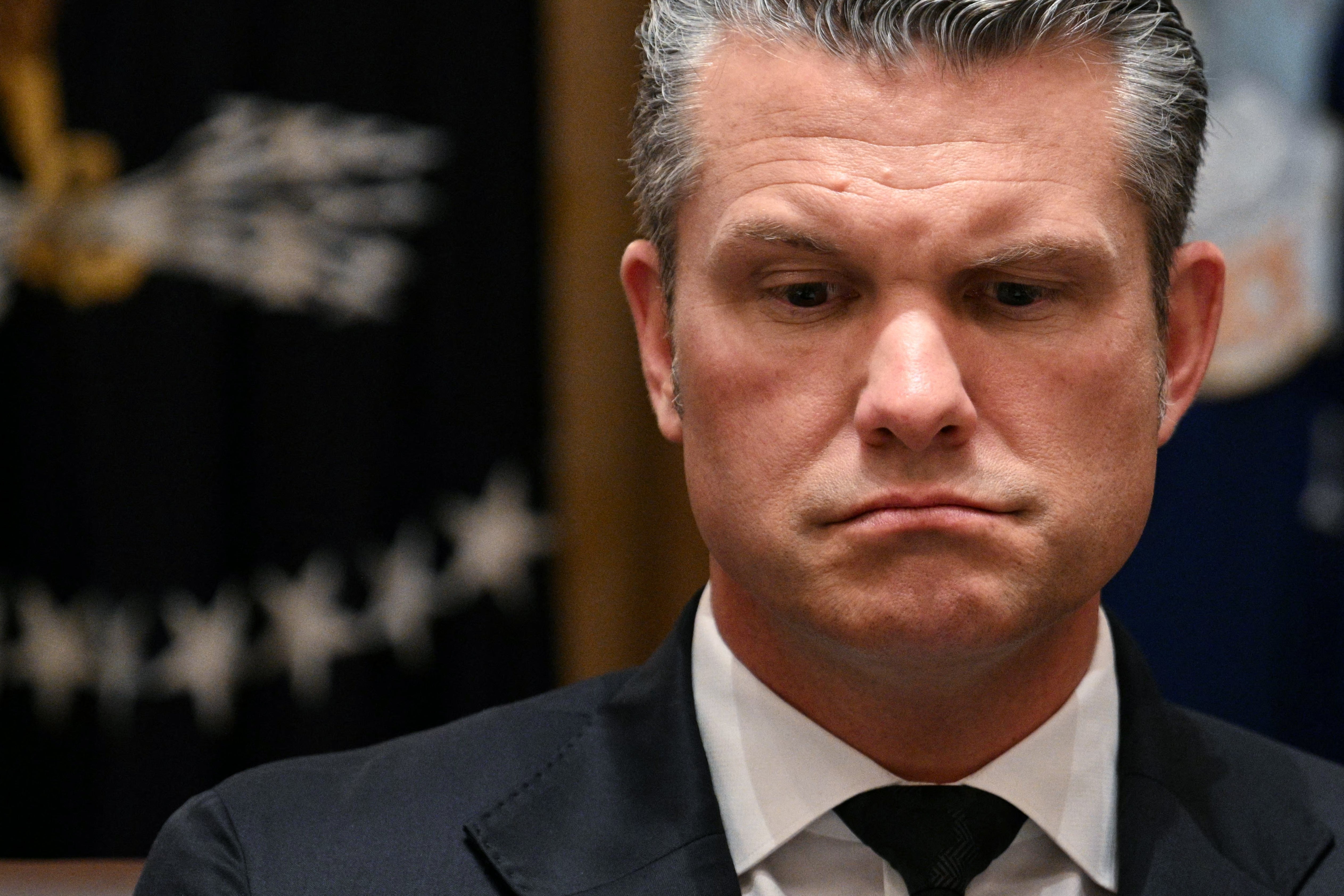 Pete Hegseth rynker pannen mot en uskarp bakgrunn med stjerner