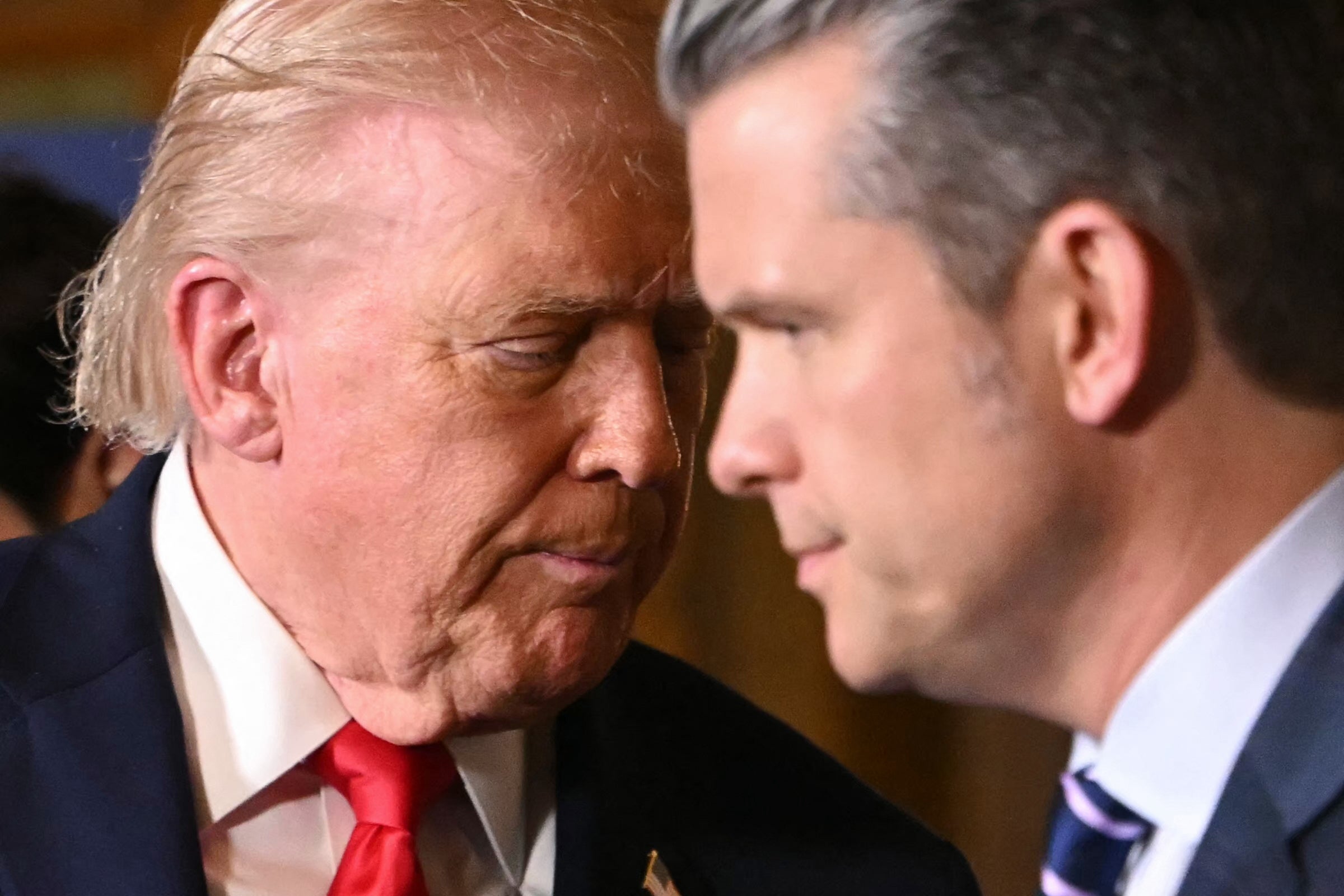 Donald Trump og Pete Hegseth med ansiktene veldig, veldig nær hverandre