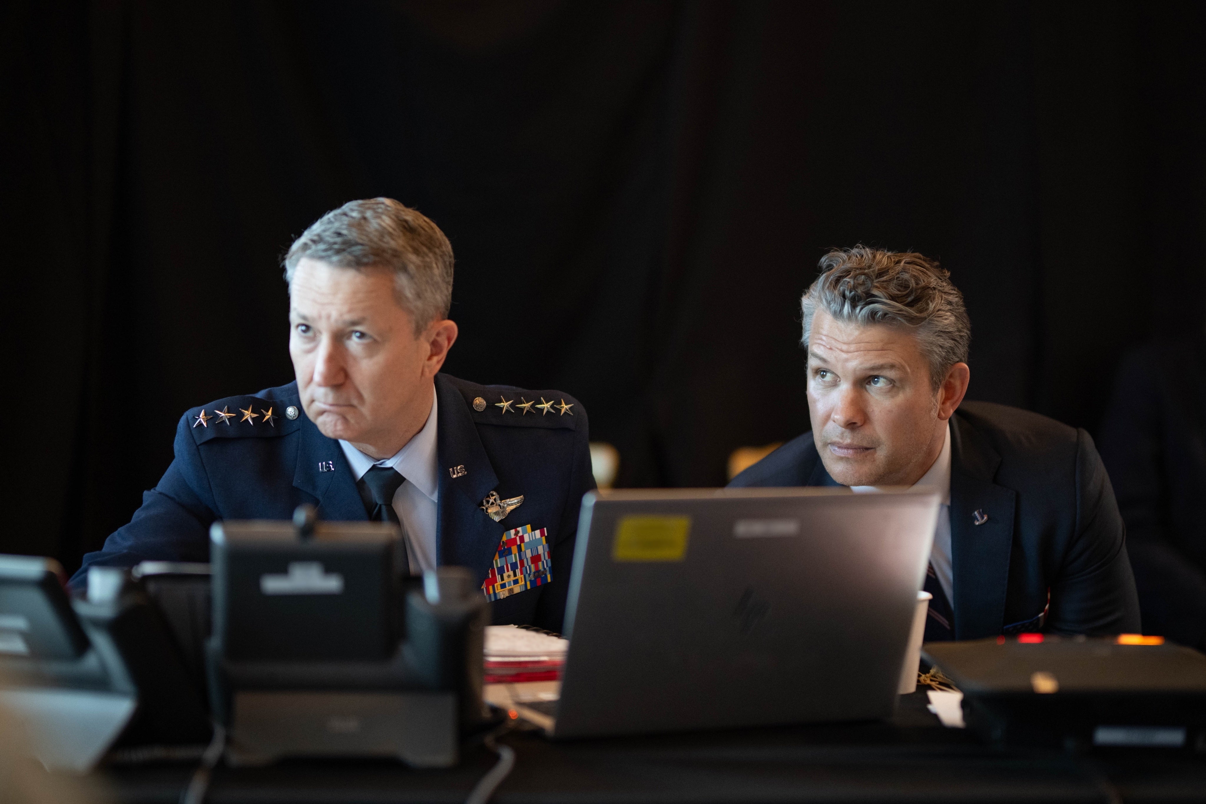 Pete Hegseth sitter sammen med en militær tjenestemann mens de overvåker en dataskjerm, Pete ser forpjusket ut