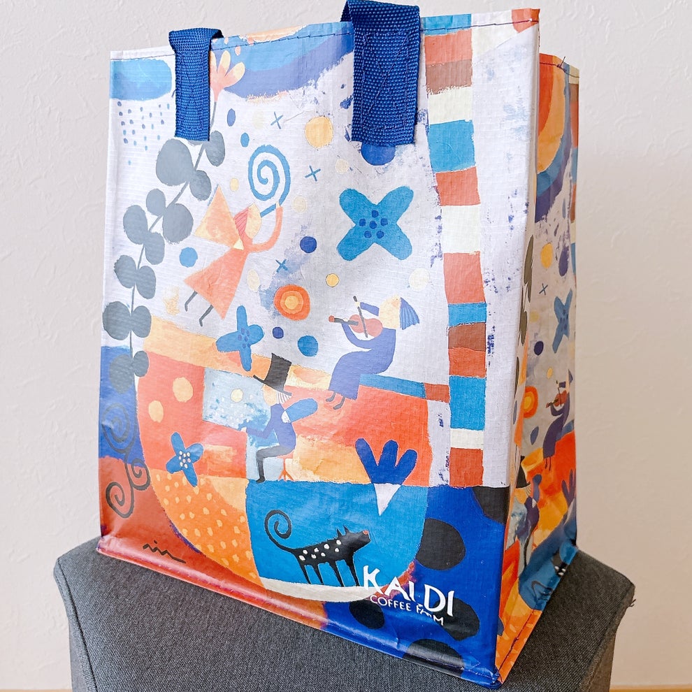 KALDI COFFEE FARM（カルディコーヒーファーム）の「エコバッグ 私たちの家 1枚」カラフルなイラストが描かれたショッピングバッグ。