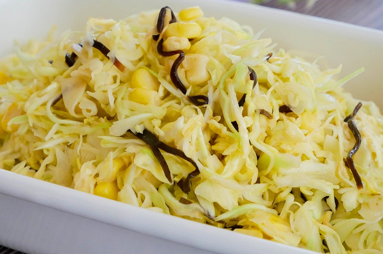 キャベツとコーンのサラダが白い器に盛られている。