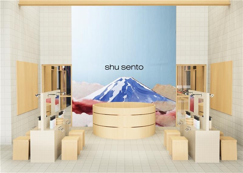 円形のカウンターがあるモダンな店内。壁に富士山のイラストと「shu sento」の文字。