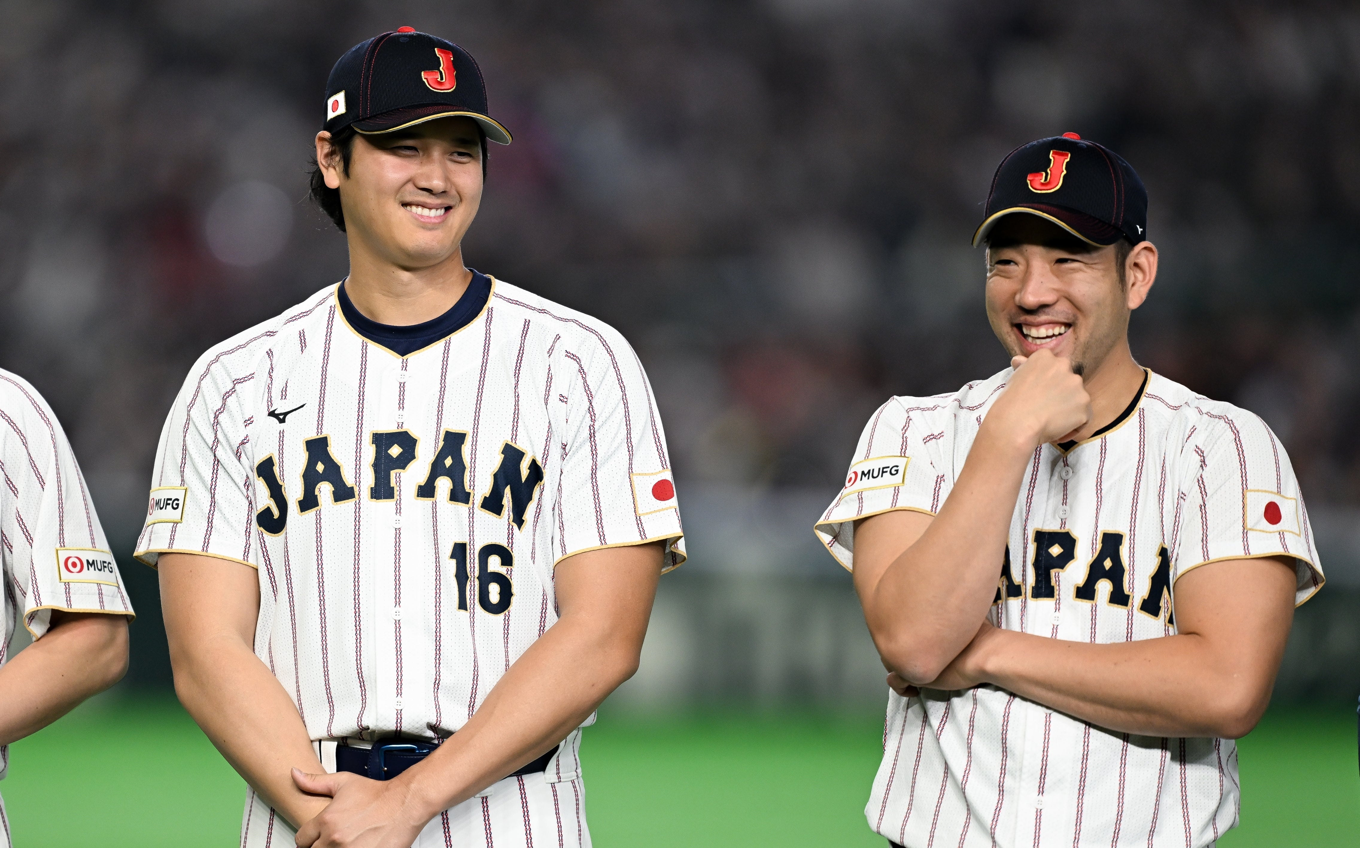 大谷翔平、JAL機内で“つかの間”の休息。同僚との1枚に「素敵な