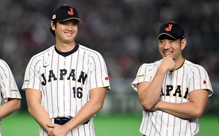 大谷翔平、JAL機内で“つかの間”の休息。同僚との1枚に「素敵な 