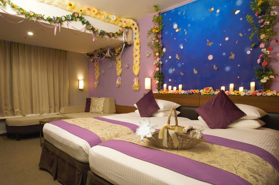 グローイングフラワールームの様子。花と蝶をあしらった壁のある豪華なホテルの部屋