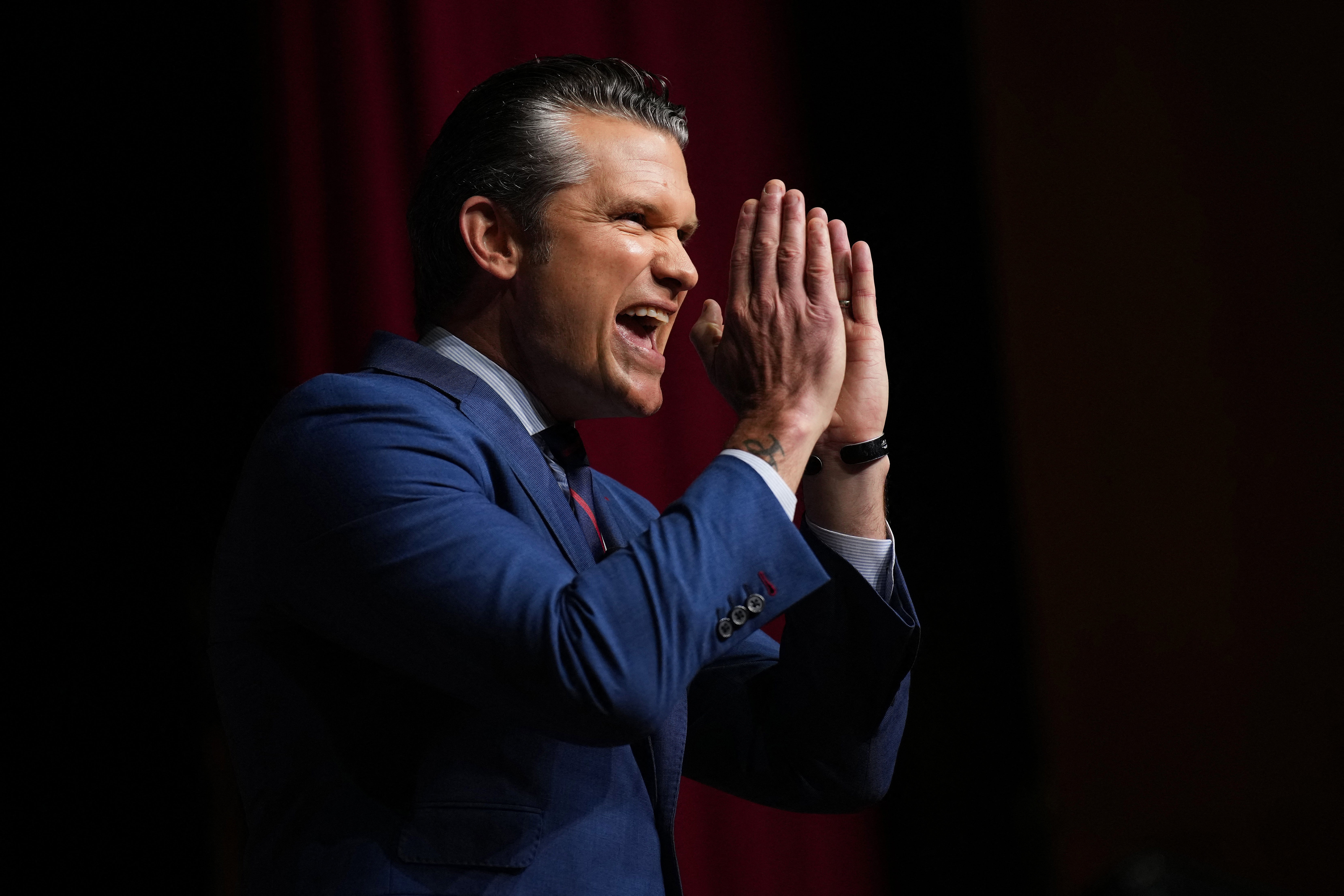 Pete Hegseth snakker og holder hendene omtrent en tomme fra hverandre